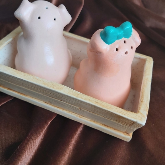 🙊2 for $50 Vintage ceramic pigs in trough salt and pepper shakers - Picture 2 of 7